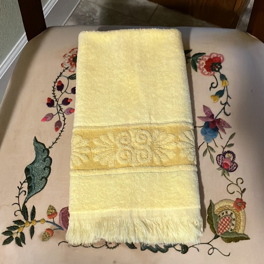 VINTAGE CANNON MONTICELLO YELLOW HAND TOWEL FRINGED EDGE EMBOSSED FLORAL 25"X15"